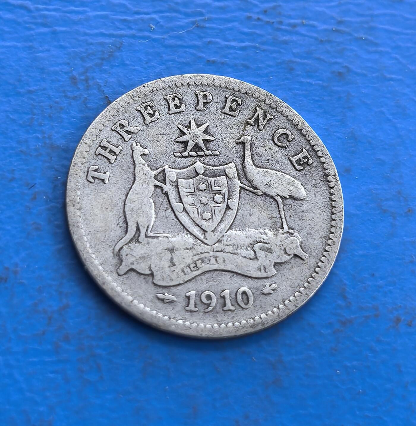 外国优质老铜币高银银币，周六九点倒数截拍，满百包邮，持续收拍 澳大利亚1910 年 3 便士银币，正面爱德华七世头像雕刻细腻，铭文环绕规整；背面袋鼠、鸸鹋守护国徽，星芒点缀，本土动物元素鲜明，面值与年份清晰，银质包浆古朴，工艺精致，尽显澳式钱币独特魅力。