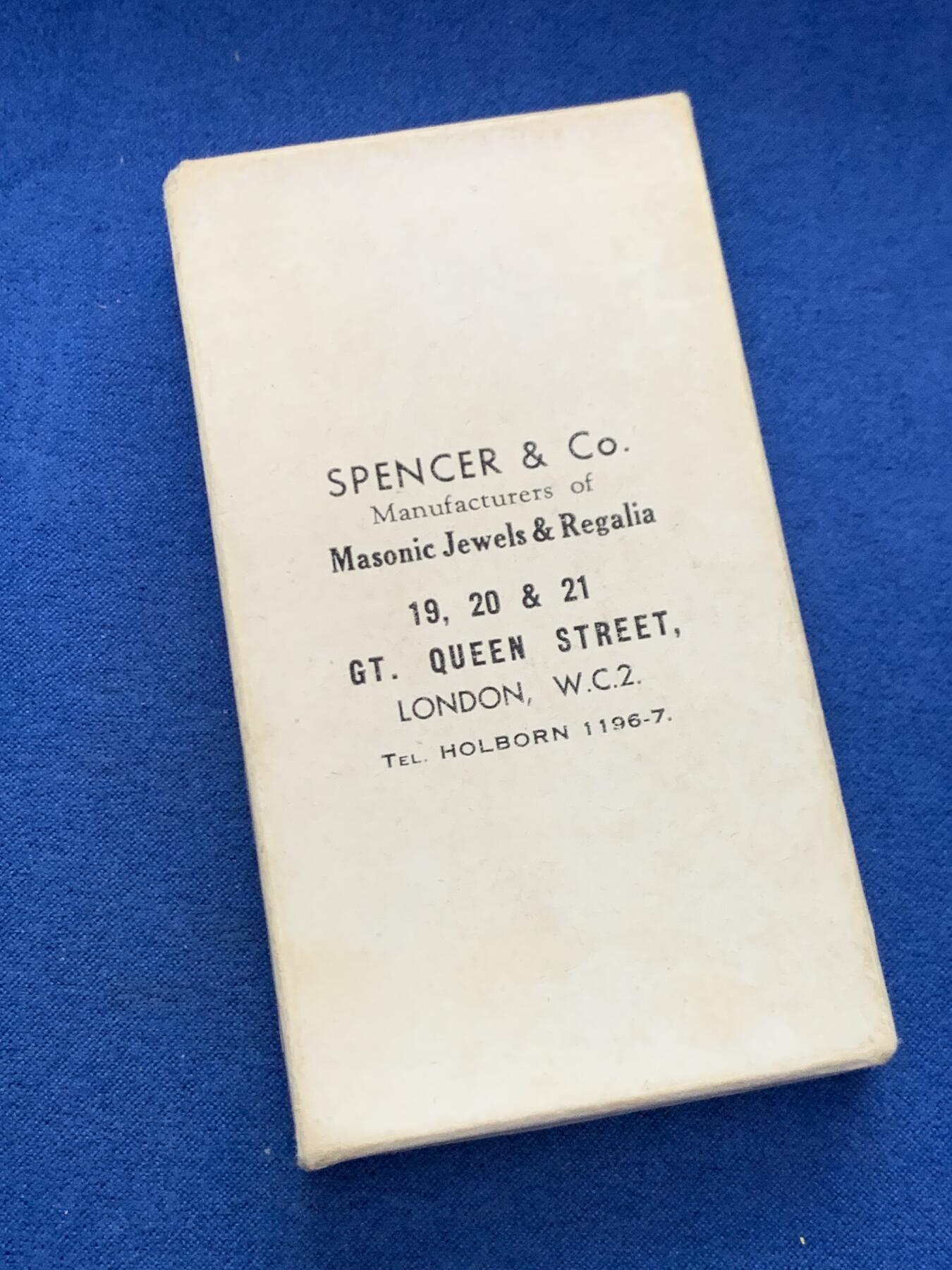《竞宝斋》第462场 周日，周一，2场连拍 （全场包邮）欢迎送拍 英国1949年共济会镀金银章。工艺精湛，走狮银标清晰，金水珐琅饱满，伦敦原盒。共济会是西方颇带神秘色彩的组织，美元钞票上某些图案的来源。总重约30.6克