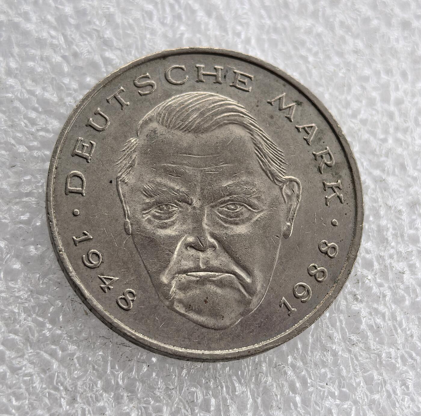 外国优质老铜币高银银币，周六九点倒数截拍，满百包邮，持续收拍 西德 1989 年2 马克镍币，正面铸阿登纳头像（1948-1988）与国名，纪念其执政 40 年；背面联邦鹰配面值、F 版标识，设计经典。品相完好，见证德国战后历史，是欧洲货币收藏的精品，兼具历史与收藏价值。