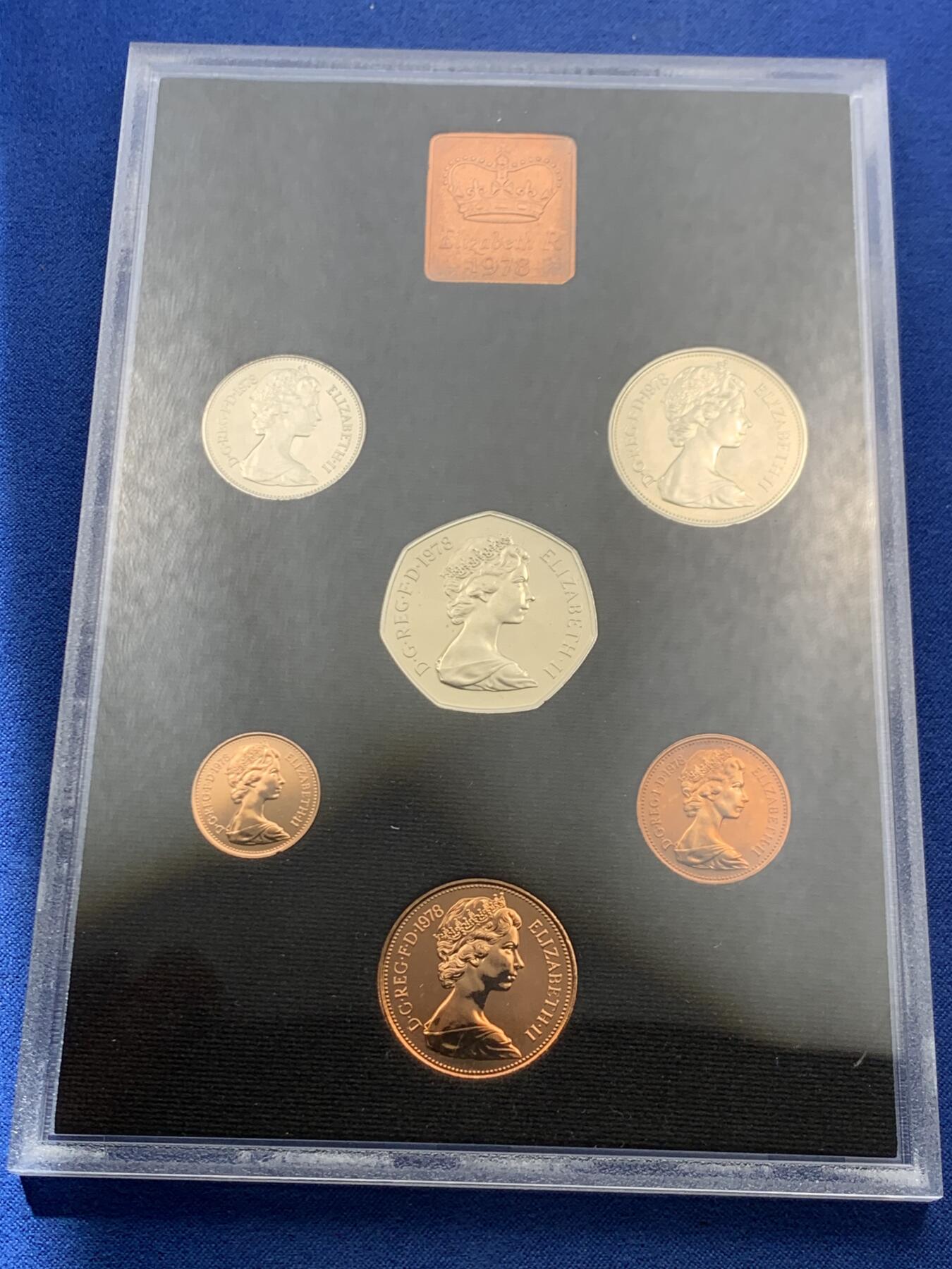 《竞宝斋》第462场 周日，周一，2场连拍 （全场包邮）欢迎送拍 英国1978年精制套币 礼品原装6枚币和1枚章