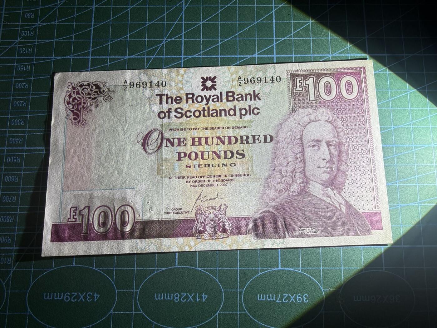【炜奕收藏】，第五十八期，英属第三场 2007年苏格兰皇家银行100镑，UNC-品相，有数个针孔