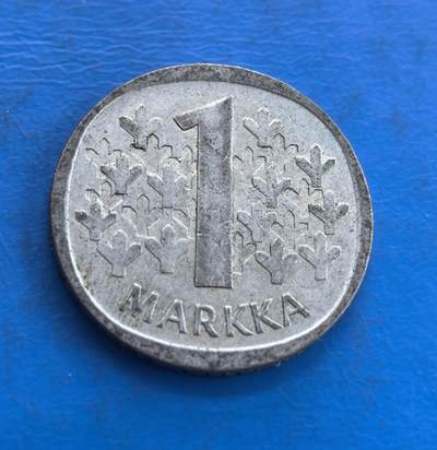 外国优质老铜币高银银币，周六九点倒数截拍，满百包邮，持续收拍 - 芬兰1965年1马克银币，两侧装饰着雪花状花纹，风格简洁现代；背面是芬兰国徽的持狮图案，兼具北欧设计美感与国家象征意义。