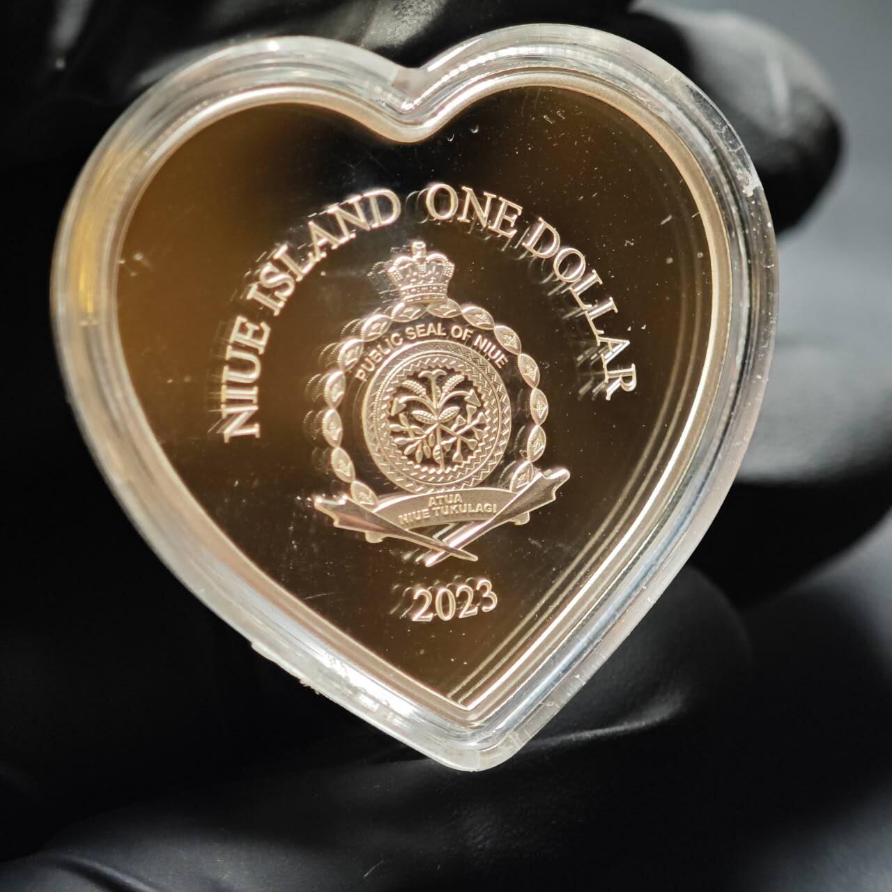 金瓯小拍第三期 古今币章 银价专场 纽埃情人节心形镶钻银币2023年 重20克 盒证齐全 盒有小裂