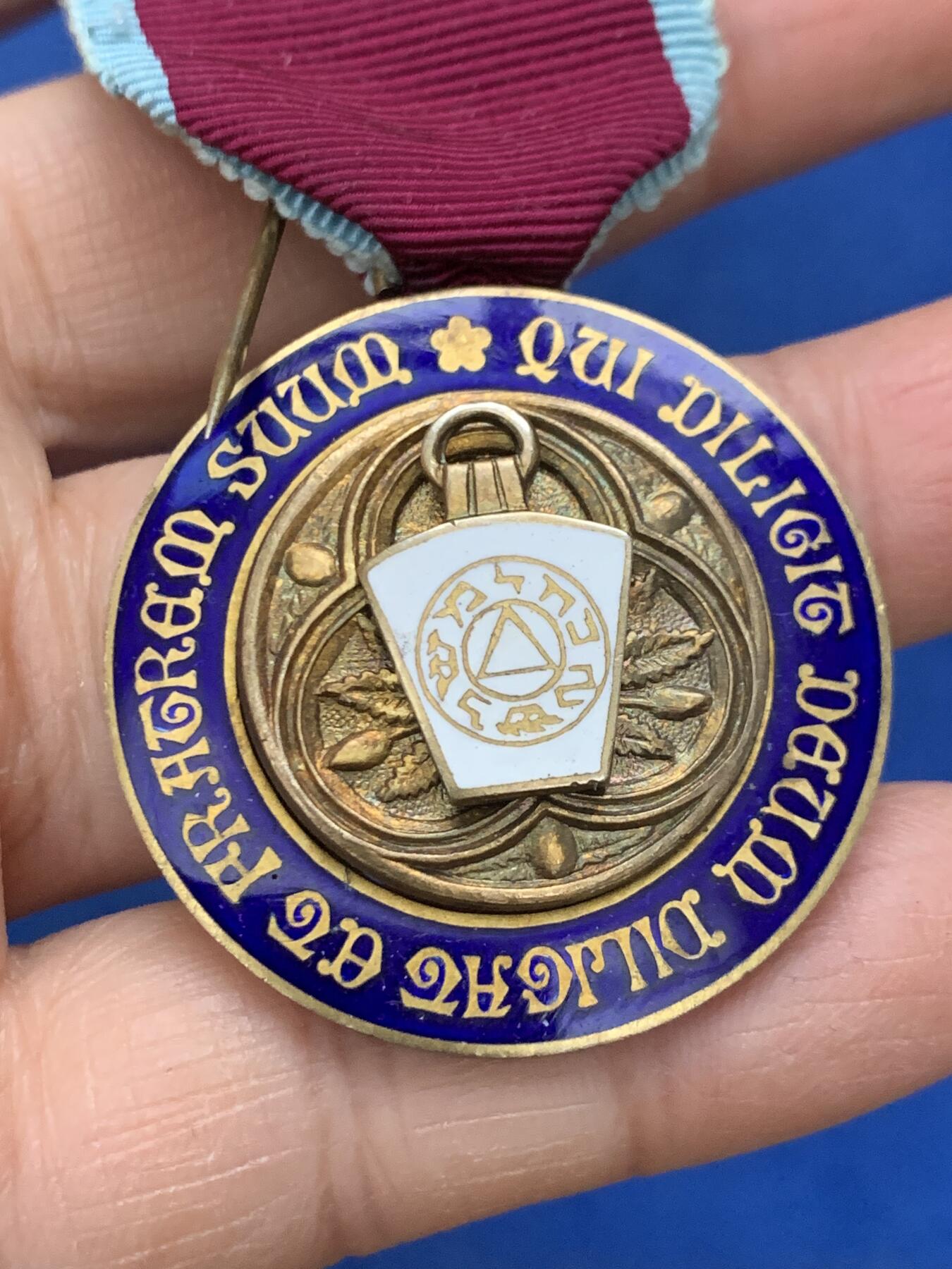 《竞宝斋》第462场 周日，周一，2场连拍 （全场包邮）欢迎送拍 英国1949年共济会镀金银章。工艺精湛，走狮银标清晰，金水珐琅饱满，伦敦原盒。共济会是西方颇带神秘色彩的组织，美元钞票上某些图案的来源。总重约30.6克