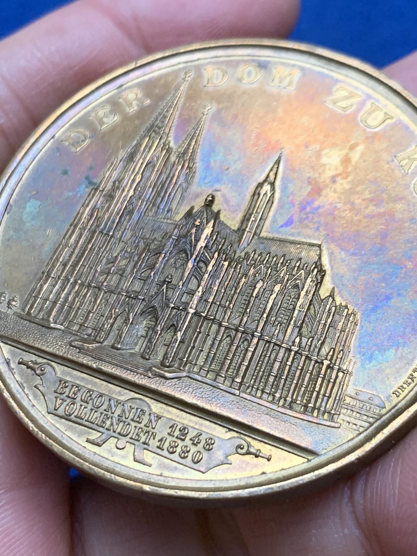 《竞宝斋》第462场 周日，周一，2场连拍 （全场包邮）欢迎送拍 1880年德国科隆大教堂建成纪念大铜章。双面高浮雕，稀有品种，正面:克隆大教堂建筑景观，刻画极其精美，背面:东方三博士朝圣，庆祝耶稣降生，著名的宗教场景。达芬奇，波提切利画作。直径：50.5mm，重：57.7g。