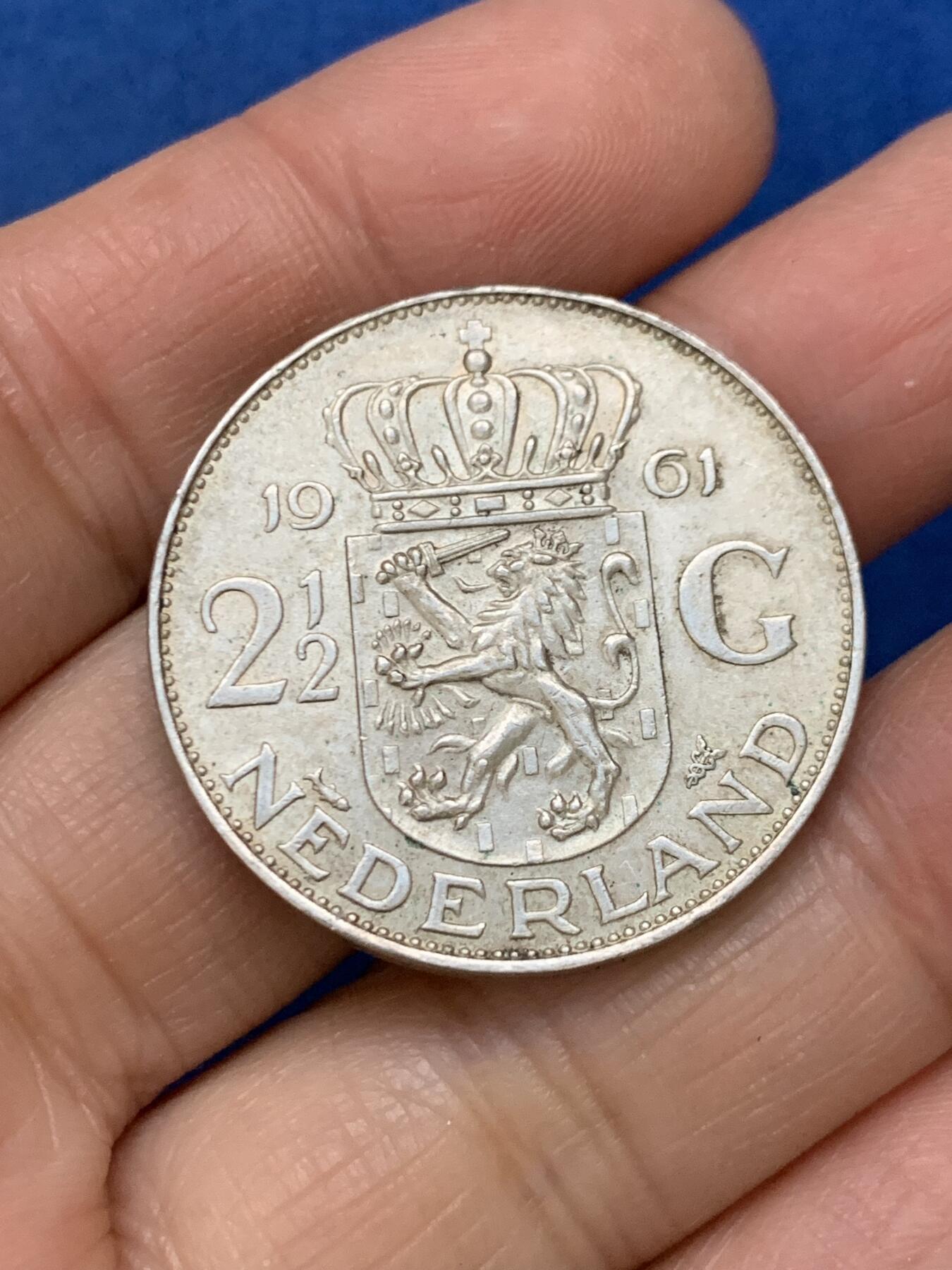 《竞宝斋》第462场 周日，周一，2场连拍 （全场包邮）欢迎送拍 两枚一组 日本银质七等瑞宝章一枚 总重约16.6克 + 荷兰1961年朱莉安娜女王2.5盾银币