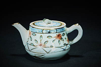 上海都达杂项专场九（全场包邮） - 清 青花描金加彩玲珑茶壶1-32