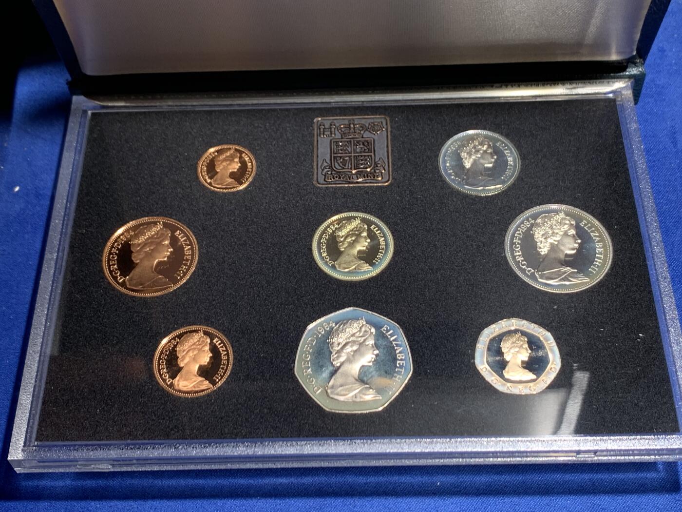 《竞宝斋》第462场 周日，周一，2场连拍 （全场包邮）欢迎送拍 英国1984年精制套币，带1枚1英镑苏格兰蓟精制纪念币，8枚币，盒证齐全，品相精美，蓝色盒装