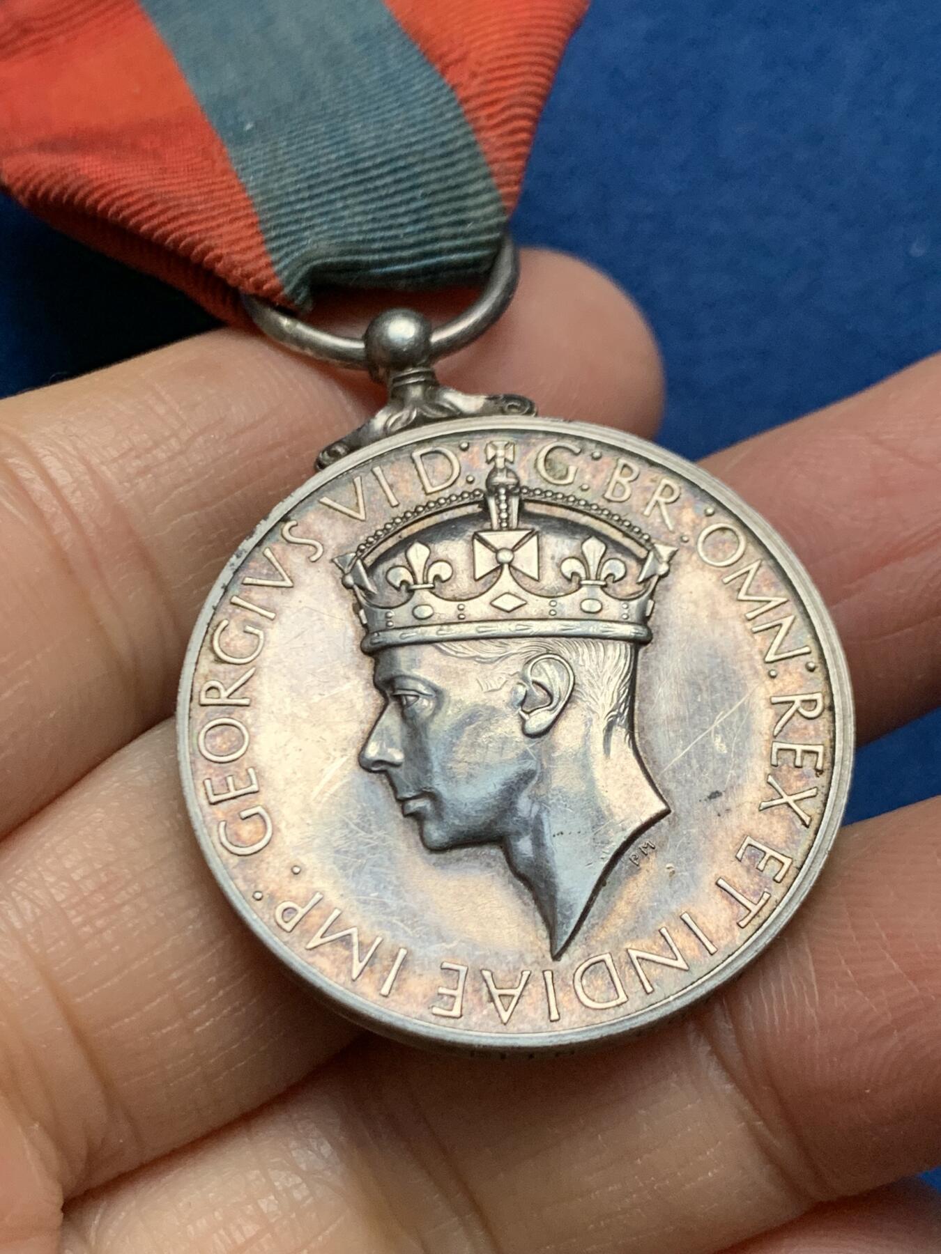 《竞宝斋》第462场 周日，周一，2场连拍 （全场包邮）欢迎送拍 英国帝国服务奖章 银质 乔治六世国王头像 有边铭 总重约25.5g 有绶带