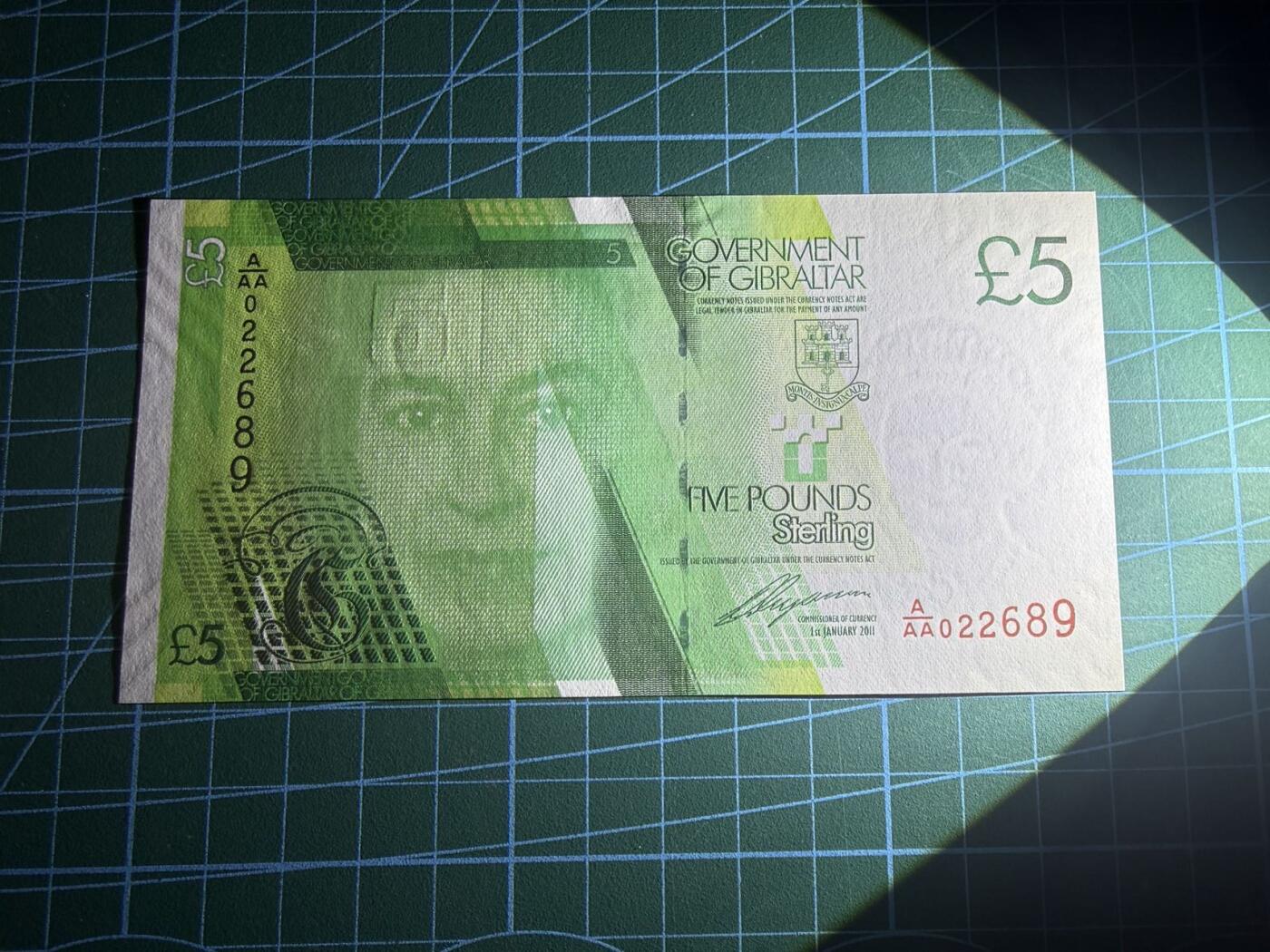 【炜奕收藏】，第五十八期，英属第三场 2011年直布罗陀5镑，UNC品相，AAA首发冠号码无347