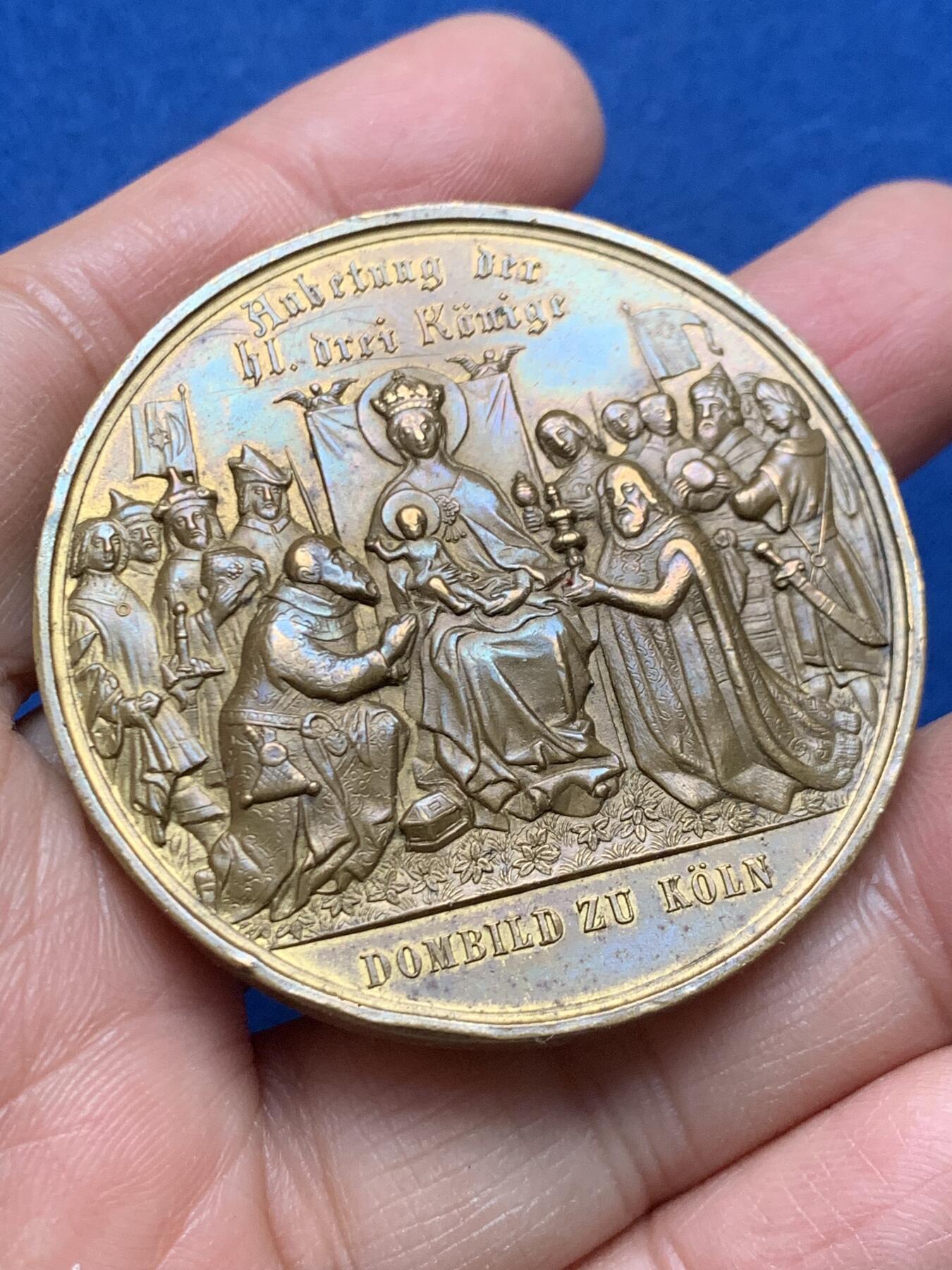 《竞宝斋》第462场 周日，周一，2场连拍 （全场包邮）欢迎送拍 1880年德国科隆大教堂建成纪念大铜章。双面高浮雕，稀有品种，正面:克隆大教堂建筑景观，刻画极其精美，背面:东方三博士朝圣，庆祝耶稣降生，著名的宗教场景。达芬奇，波提切利画作。直径：50.5mm，重：57.7g。