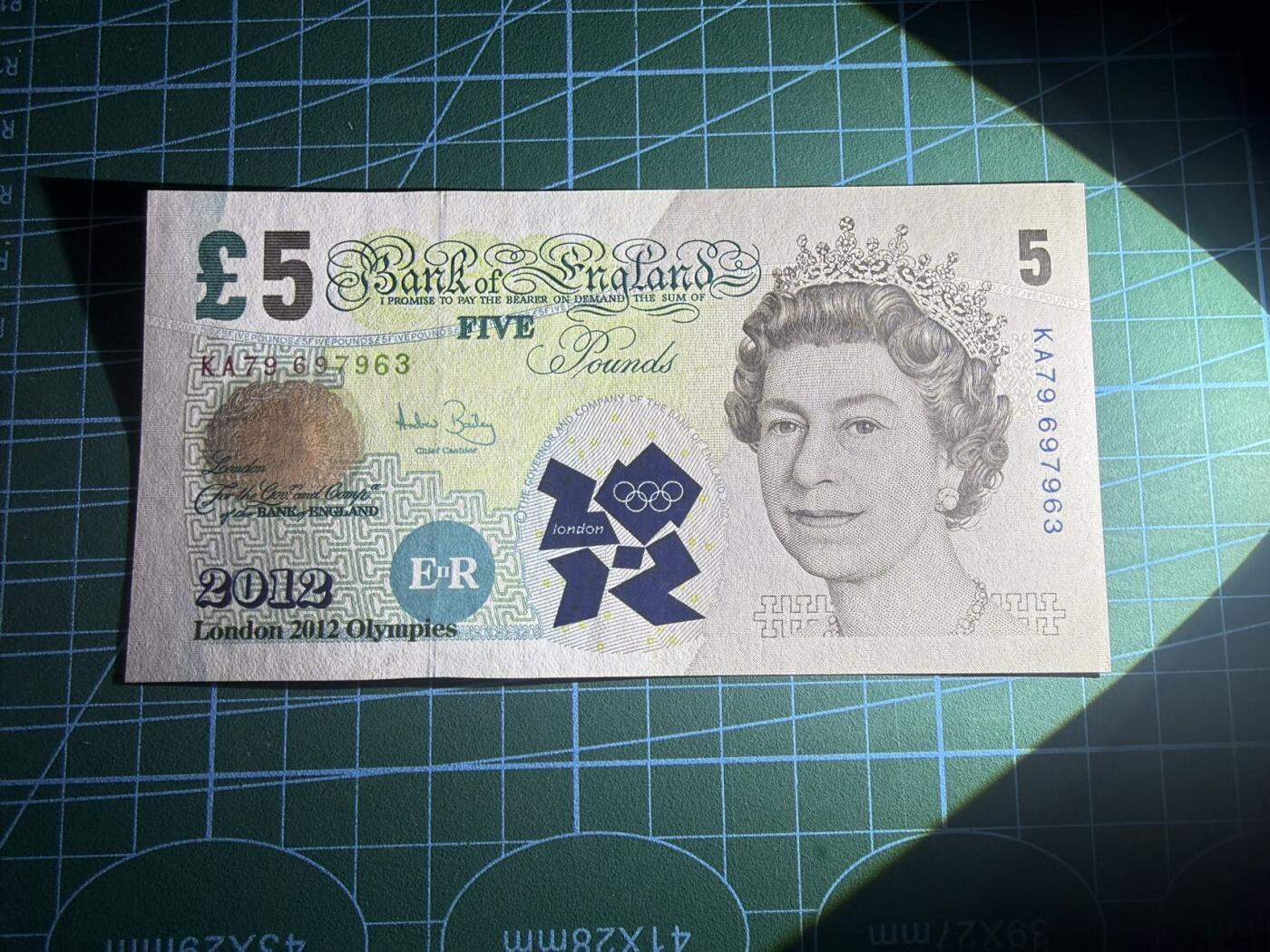 【炜奕收藏】，第五十八期，英属第三场 英国E序列5镑，UNC品相，伦敦奥运会加盖