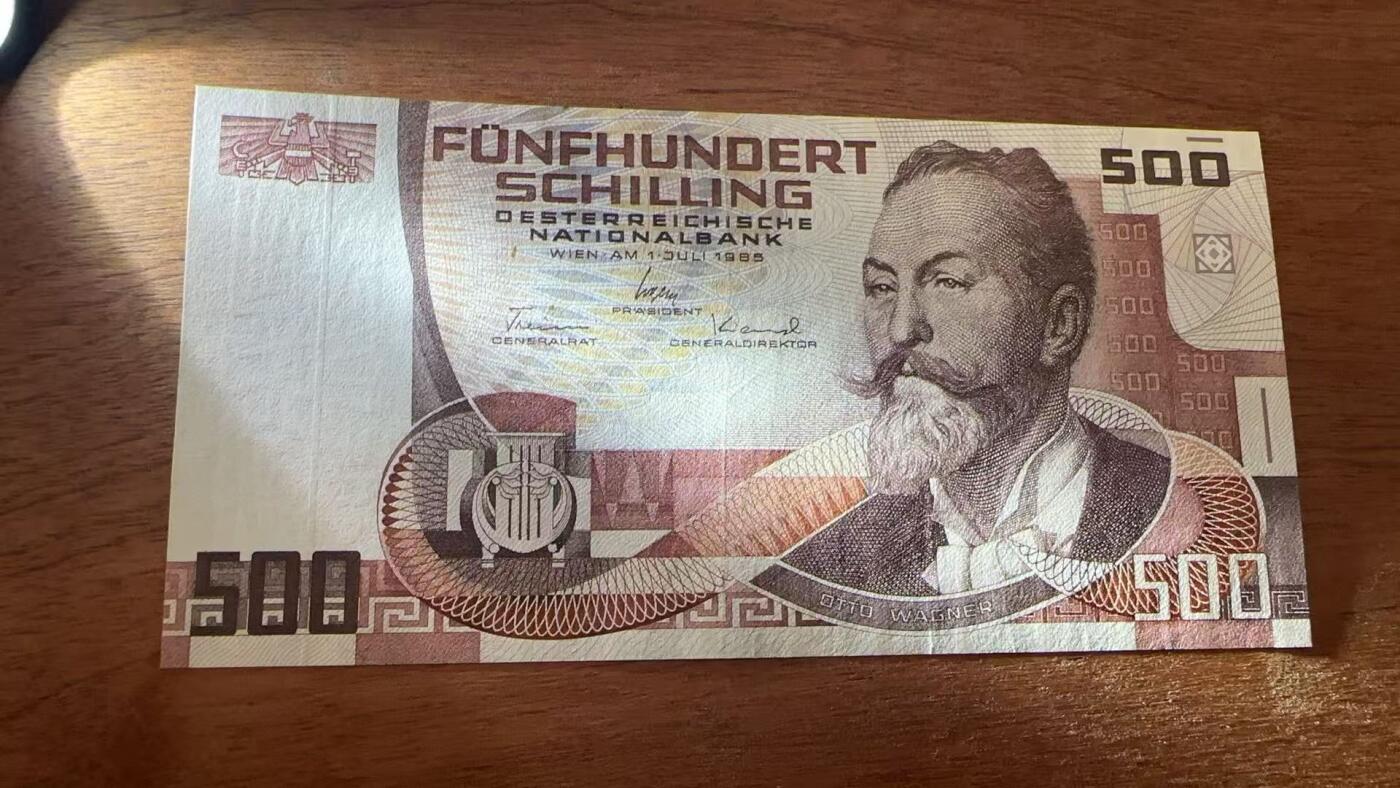 徐霞客拍卖首拍 奥地利	P-151 1985年500先令	A234116E au	正面主像为奥地利建筑师、维也纳分离派代表人物奥托·瓦格纳，设计融入瓦格纳建筑作品装饰元素，采用红棕渐变套印与精细雕刻凹印工艺。			