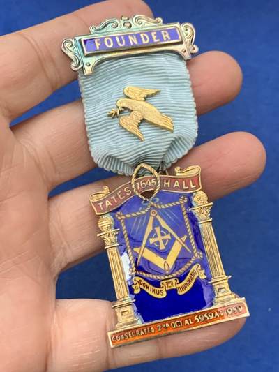 《竞宝斋》第462场 周日，周一，2场连拍 （全场包邮）欢迎送拍 - 英国1959年共济会镀金银章。设计奢美，工艺精湛，走狮银标清晰，金水饱满，细节见图。总重约32.7克