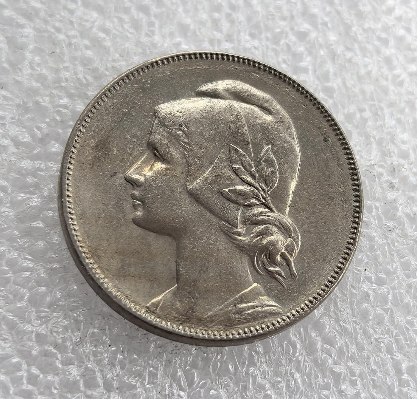 外国优质老铜币高银银币，周六九点倒数截拍，满百包邮，持续收拍 葡萄牙1919年 4 分，正面为戴月桂枝的自由女神头像，珠圈边饰精致；背面铸国名、面值与年份，设计简约大气。一战时期发行，百年品相完整，包浆自然，是葡萄牙早期共和国货币收藏的特色佳品。