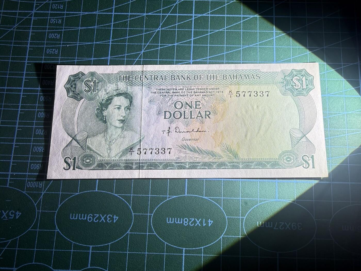 【炜奕收藏】，第五十八期，英属第三场 1974年巴哈马1元，UNC品相，号码无4，彩背