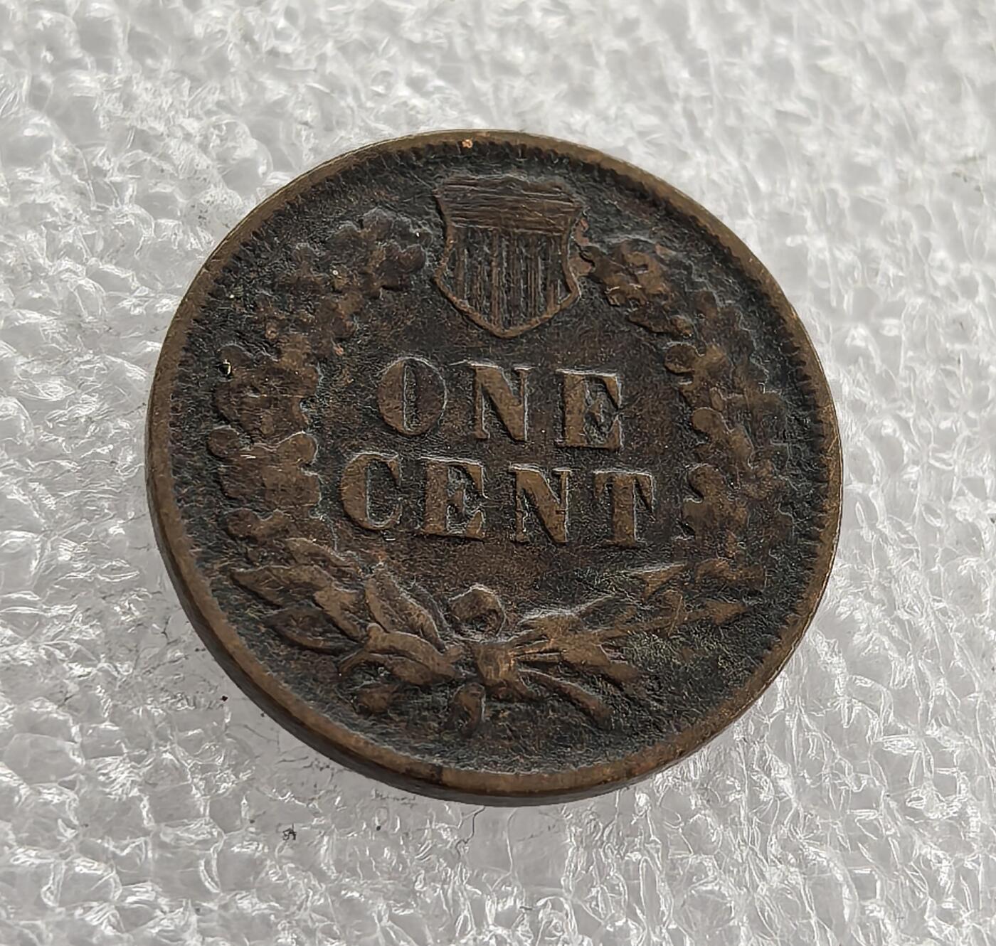 外国优质老铜币高银银币，周六九点倒数截拍，满百包邮，持续收拍 美国1899 年印第安人 1 分铜币，正面铸印第安人头像与国名，背面盾牌配麦穗环绕 “ONE CENT”，是美国分币早期经典款，百年包浆醇厚、品相完整，历史底蕴浓郁，是入门收藏的优选佳品。