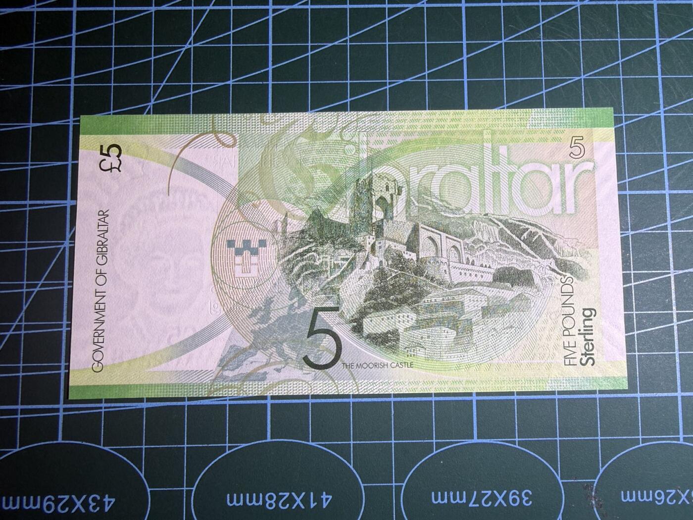 【炜奕收藏】，第五十八期，英属第三场 2011年直布罗陀5镑，UNC品相，AAA首发冠号码无347