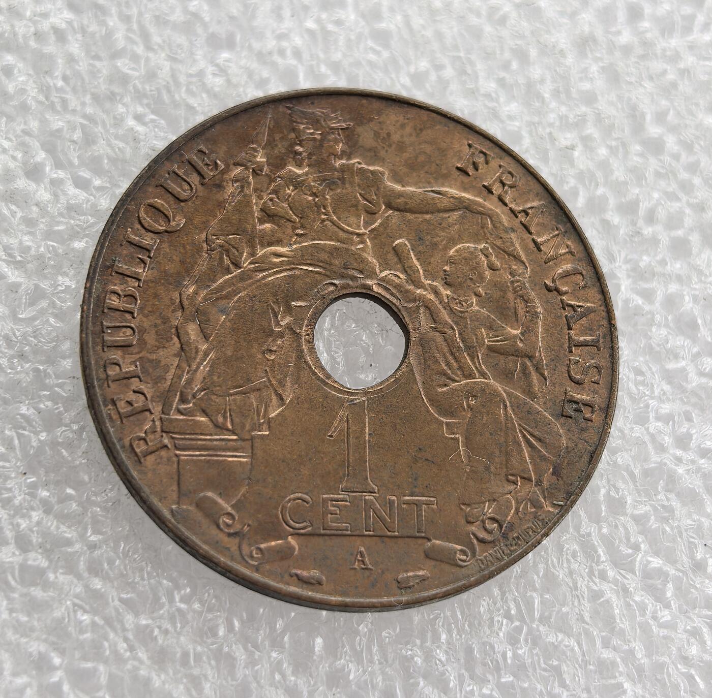 外国优质老铜币高银银币，周六九点倒数截拍，满百包邮，持续收拍 原光1938 年法属印度支那百分之一铜币，正面铸 “法兰西共和国”、玛丽安娜（法国共和象征）与面值，背面标注殖民区名、“百分之一” 及年份。是法国殖民印支时期，推行殖民货币体系、彰显殖民统治的实物见证。