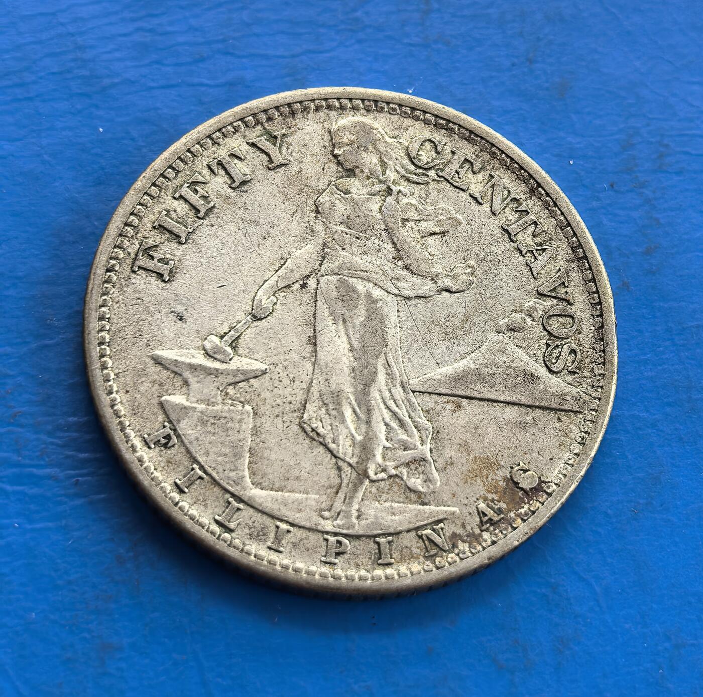 外国优质老铜币高银银币，周六九点倒数截拍，满百包邮，持续收拍 美属菲律宾1944 年50分银币，正面为播种女神像，姿态舒展，象征殖民时期的农业发展愿景；背面是菲律宾盾形国徽与鹰纹，兼具美式与本土元素，是二战时期东南亚殖民货币的典型代表。