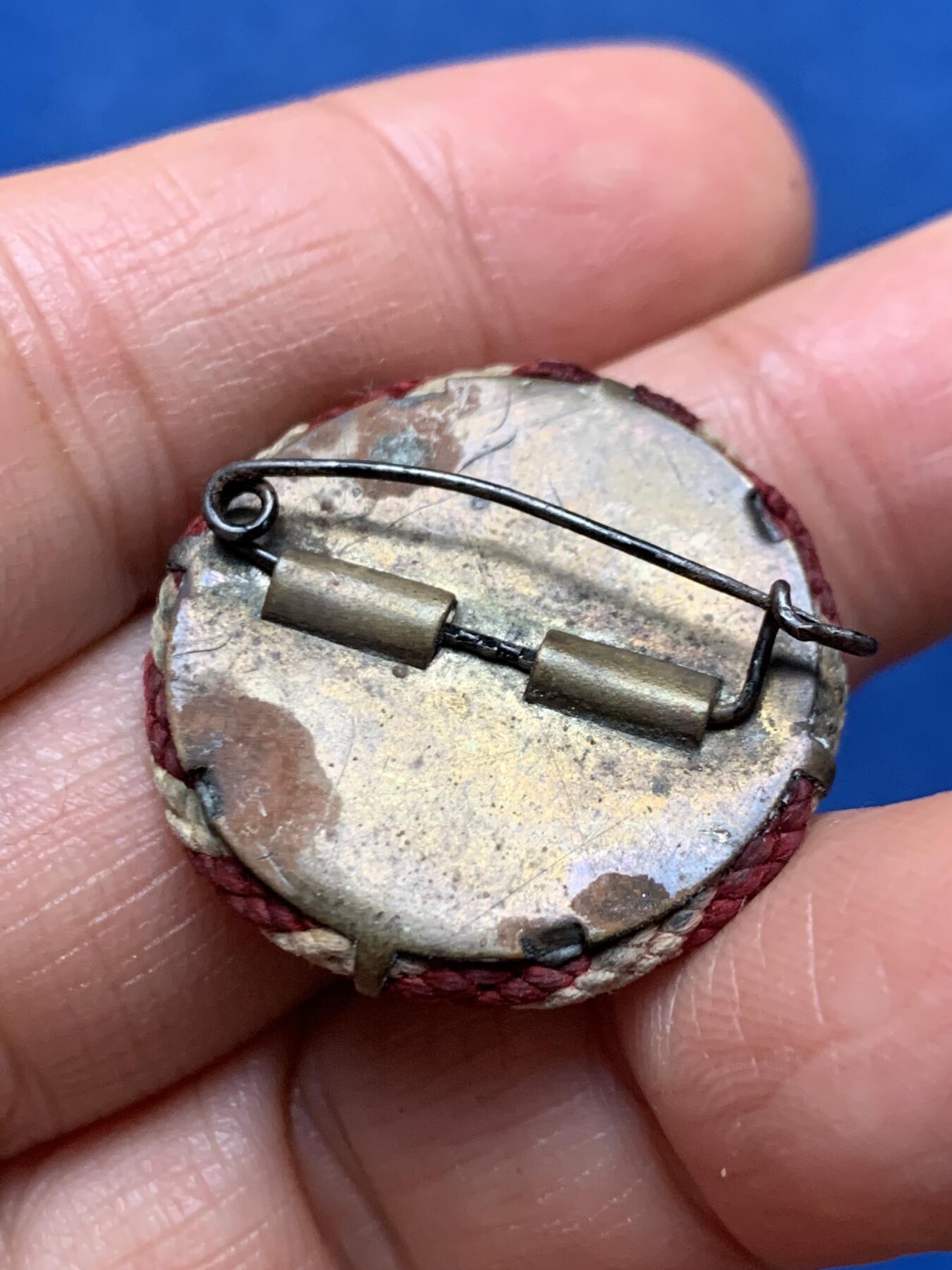 《竞宝斋》第462场 周日，周一，2场连拍 （全场包邮）欢迎送拍 德国汉堡市建城700周年纪念章 中央雕刻的是汉堡市的标志性建筑-圣尼古拉教堂，这座教堂曾是世界上最高的建筑之一，如今虽已毁于二战，但其钟楼仍作为战争纪念碑保留至今。8.9克 27.7mm