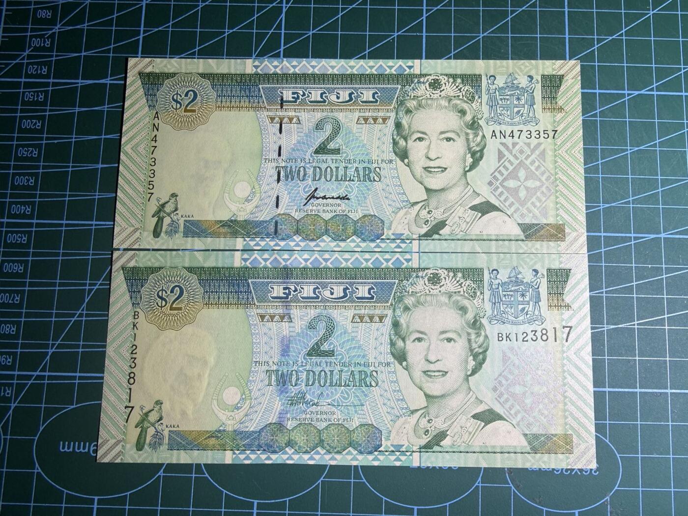 【炜奕收藏】，第五十八期，英属第三场 1996-2002斐济2元两张，UNC-/UNC品相，不同签名