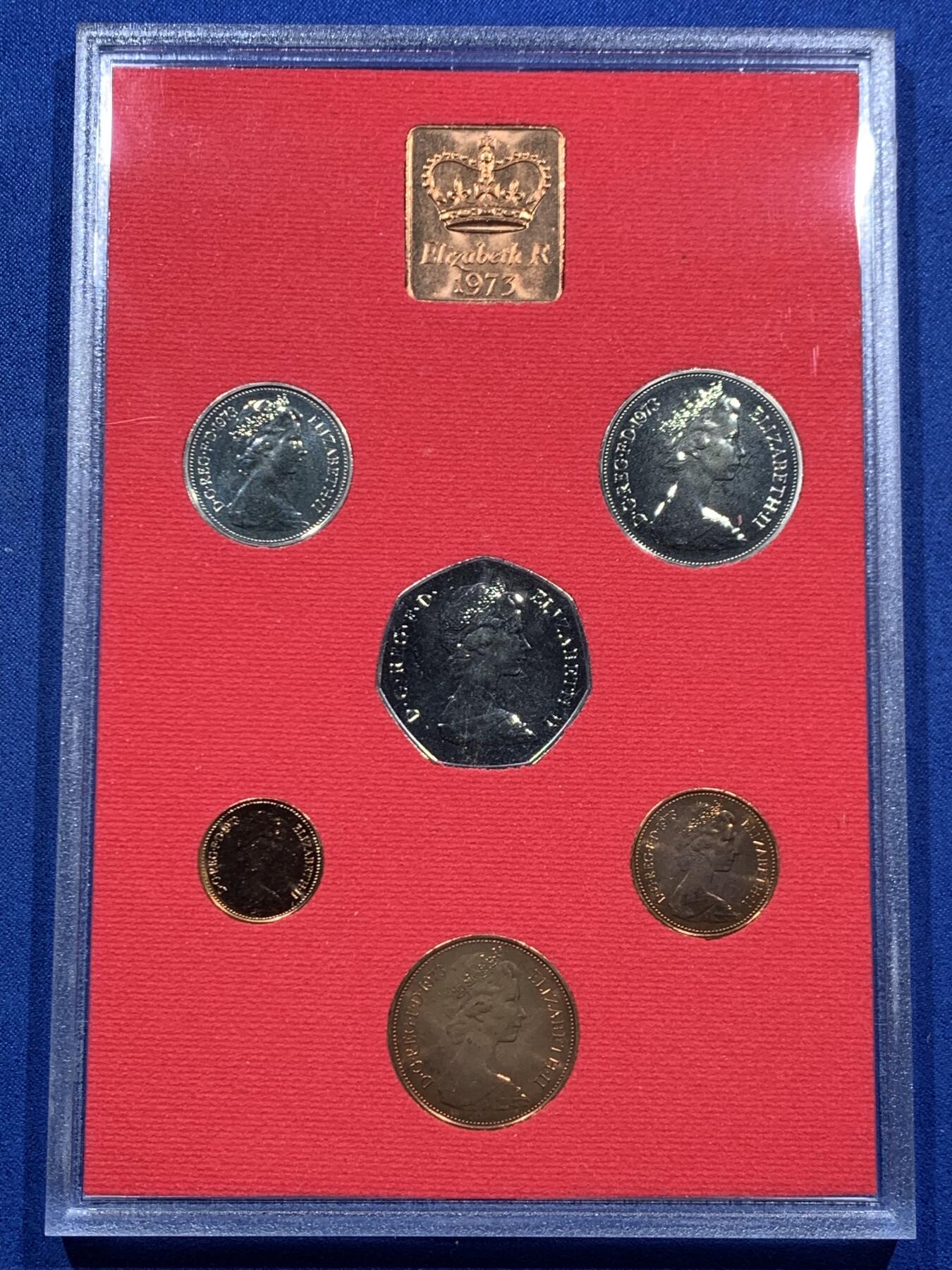 《竞宝斋》第462场 周日，周一，2场连拍 （全场包邮）欢迎送拍 英国1973年精制套币 礼品原装6枚币和1枚章