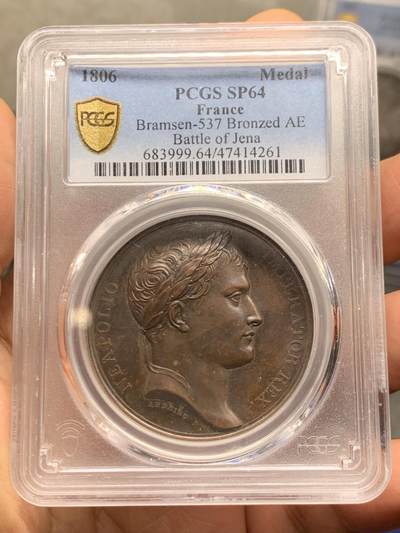 《竞宝斋》第462场 周日，周一，2场连拍 （全场包邮）欢迎送拍 - PCGS SP64 亚军分！ 法国1806年拿破仑一世耶拿之战原铸铜章 巴黎造币厂极美巧克力包浆 拿破仑头戴月桂冠 身穿古罗马凯撒式战袍 骑着高头大马 手持雷电 冲锋追击普鲁士溃逃之敌 其一已倒地命丧黄泉 剩下一人作跪地求饶状 帝国之鹰在头顶呼应盘旋向前 1806年耶拿之战拿破仑指挥法军在耶拿和魏玛地区大败普鲁士 画面雕刻细腻生动 拿皇英明神武之气概溢于言表 仅一枚65分更高 加厚盒