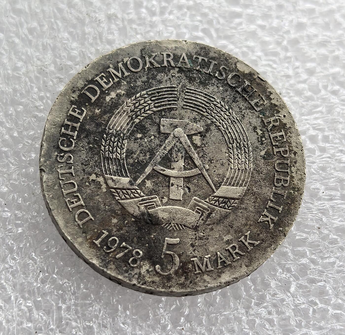 外国优质老铜币高银银币，周六九点倒数截拍，满百包邮，持续收拍 东德1978年5马克纪念币，正面精雕德国诗人克洛普施托克肖像，人物刻画细腻传神；背面铸东德国徽（圆规、锤子、麦穗），设计经典，银质包浆自然，兼具文学纪念与东德历史收藏价值。