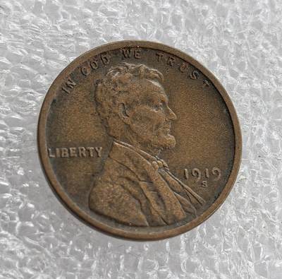 外国优质老铜币高银银币，周六九点倒数截拍，满百包邮，持续收拍 - 美国1919 年 S 版林肯 1 分铜币，正面铸林肯头像、“IN GOD WE TRUST” 与 “LIBERTY”，背面麦穗环绕面值及国名，百年历史，S 版铸量稀缺，包浆自然、品相完整，是美国早期分币收藏的经典品种，兼具历史与收藏价值。