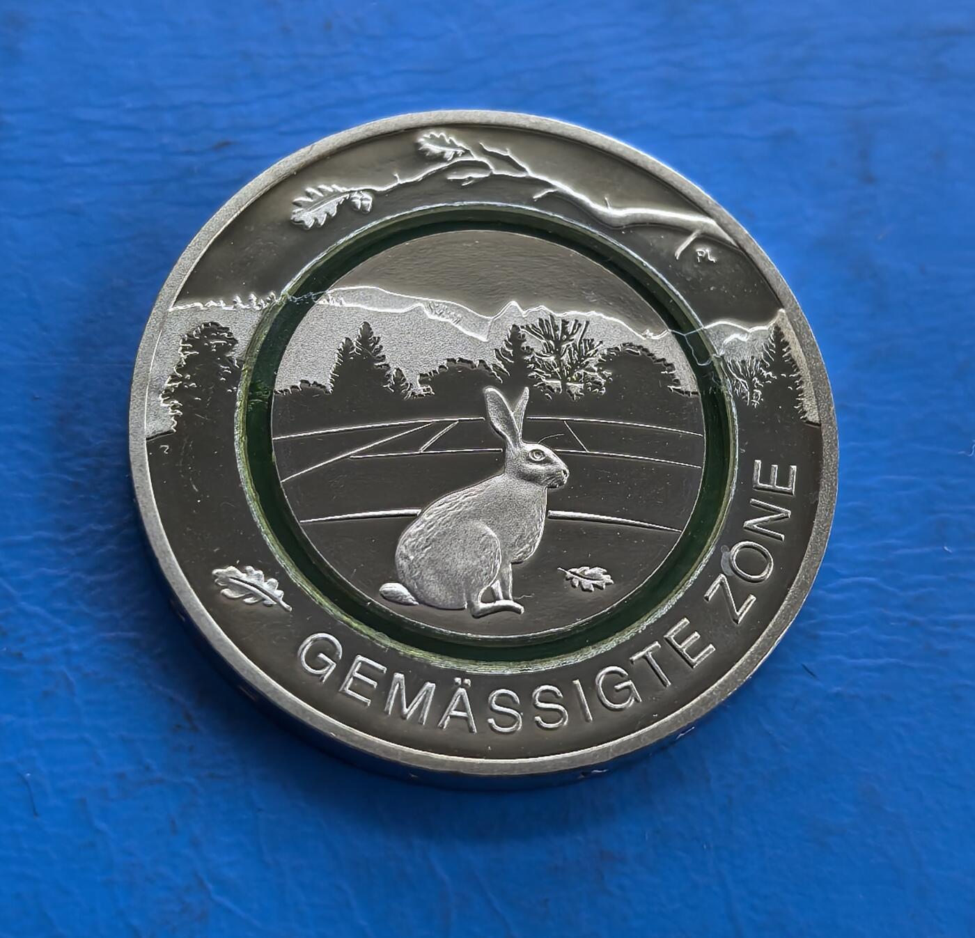 外国优质老铜币高银银币，周六九点倒数截拍，满百包邮，持续收拍 德国 2019 年 5 欧元 “温带区域” 纪念币，正面以野兔与山林景观为核心，搭配 “GEMÄSSIGTE ZONE” 字样，生动展现温带生态；背面是联邦之鹰国徽，外环欧盟星标，结合绿色环带设计，兼具自然主题与欧元货币特征