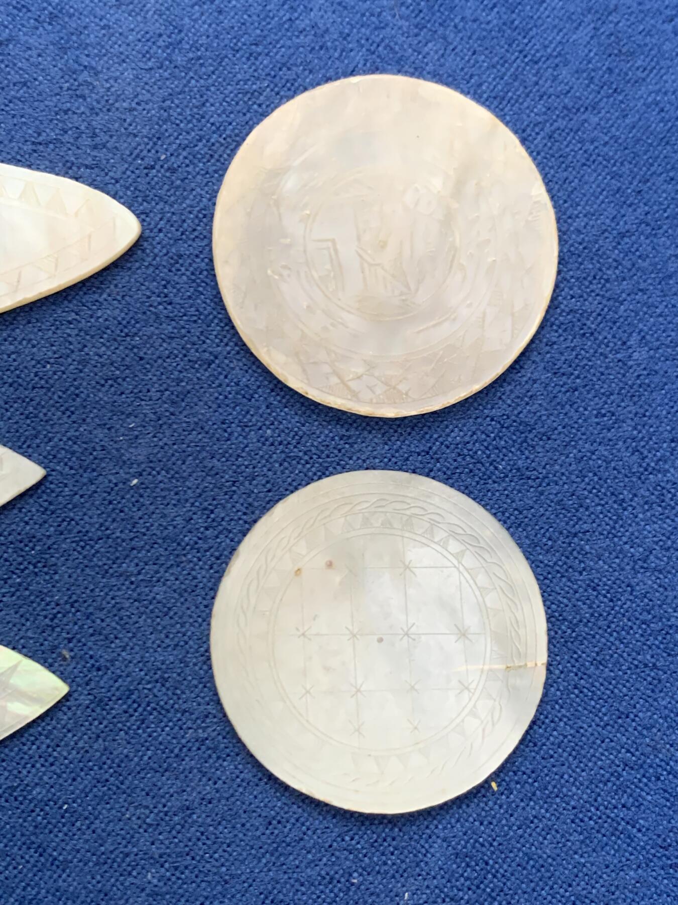 《竞宝斋》第462场 周日，周一，2场连拍 （全场包邮）欢迎送拍 五个一组 英国回流 清螺钿贝母筹码，菱形圆形，珠光水润，花卉精雕。