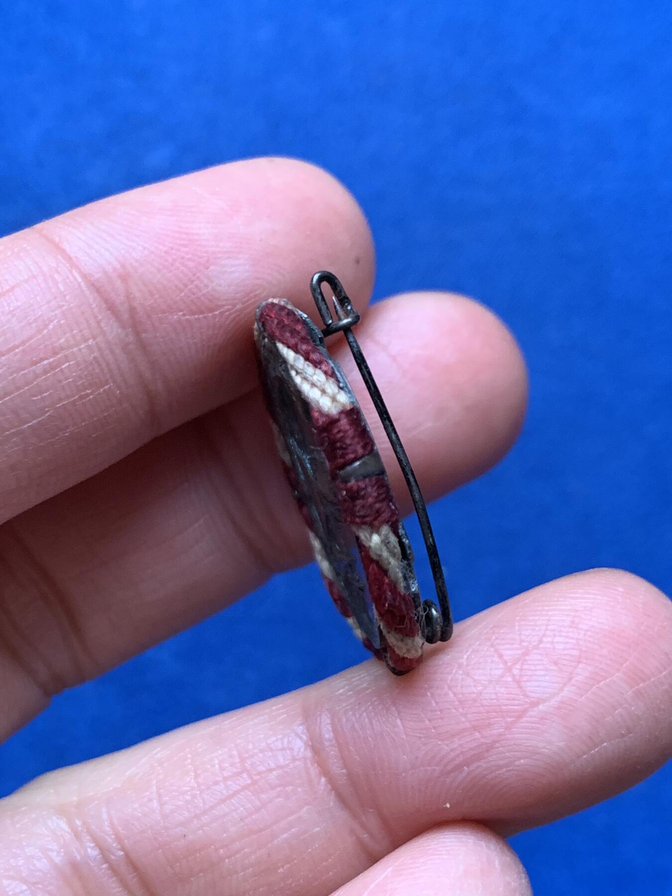 《竞宝斋》第462场 周日，周一，2场连拍 （全场包邮）欢迎送拍 德国汉堡市建城700周年纪念章 中央雕刻的是汉堡市的标志性建筑-圣尼古拉教堂，这座教堂曾是世界上最高的建筑之一，如今虽已毁于二战，但其钟楼仍作为战争纪念碑保留至今。8.9克 27.7mm