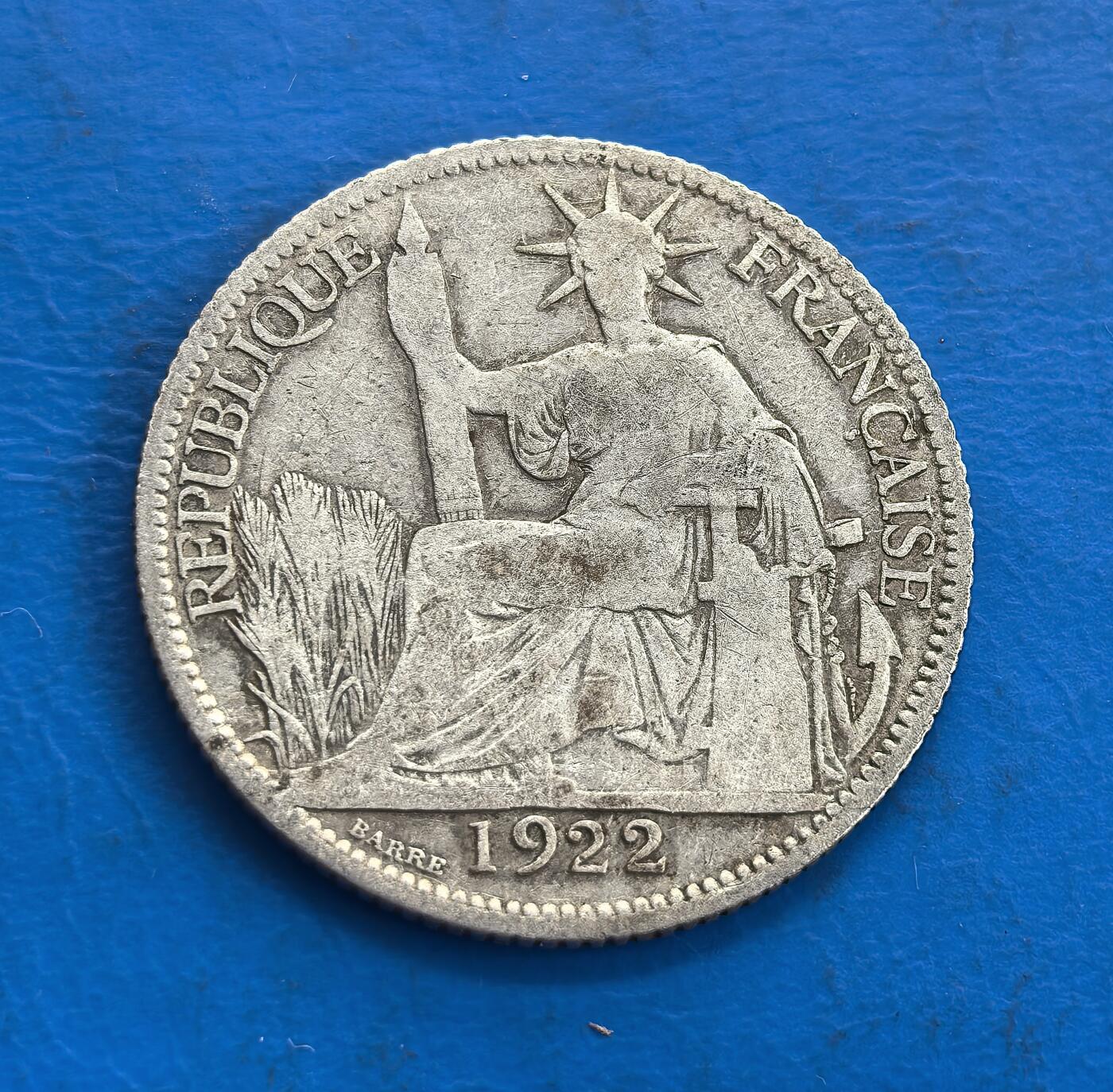 外国优质老铜币高银银币，周六九点倒数截拍，满百包邮，持续收拍 法属印度支那1922年坐洋银币，正面为手持权杖的自由女神坐像，象征殖民统治下的 “文明传播”；背面环绕麦穗花环与币值铭文，虽有锈蚀磨损，仍存近代东南亚殖民货币的独特历史印记。