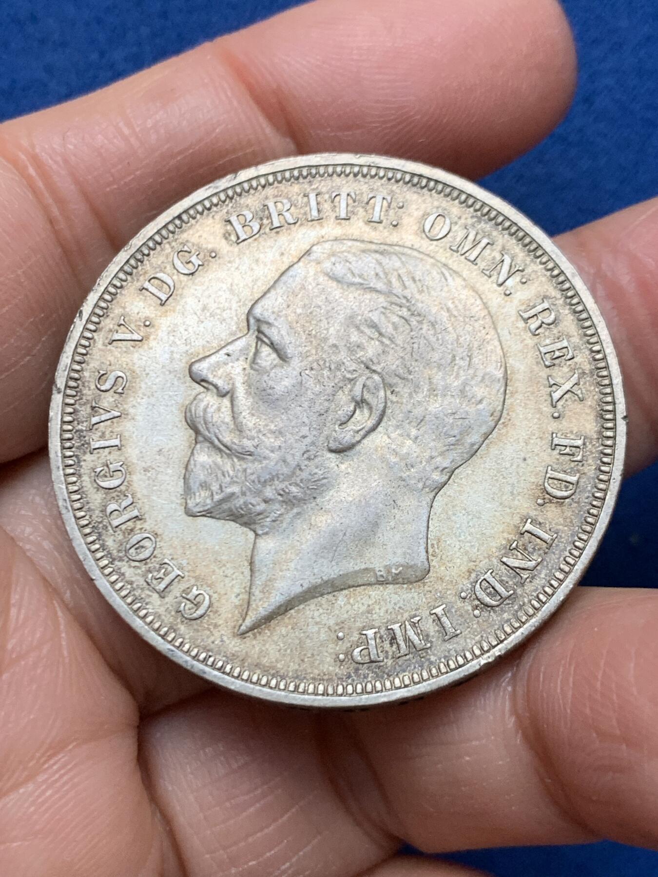 《竞宝斋》第462场 周日，周一，2场连拍 （全场包邮）欢迎送拍 英国1935年乔治五世木马剑大克朗银币一枚。经典大银，带光自然包浆。