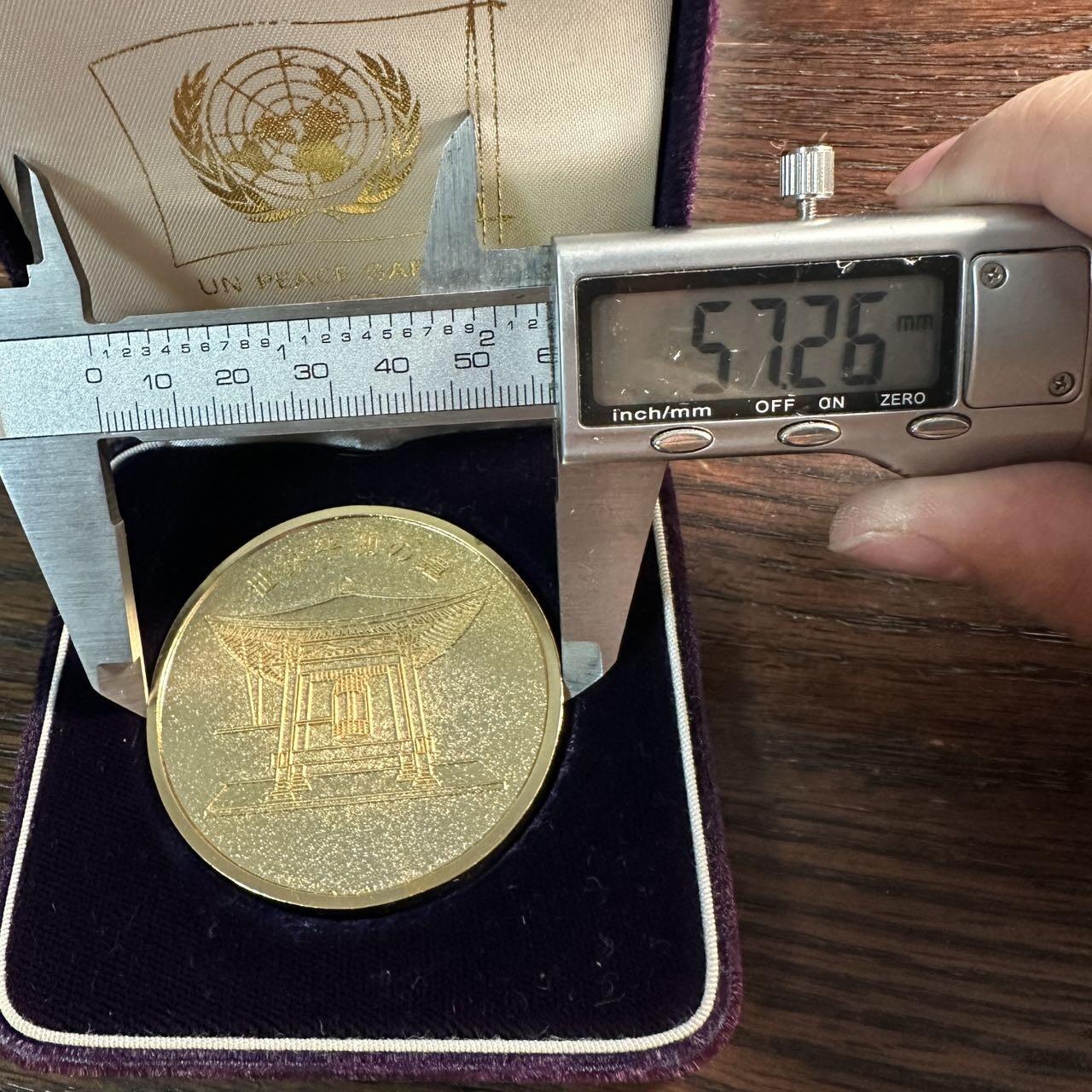 蒂克钱币-第57场 日本章 企业章拍卖  1990年发行的联合国和平花园-广岛和平之钟 镀金纪念章 57mm 62g