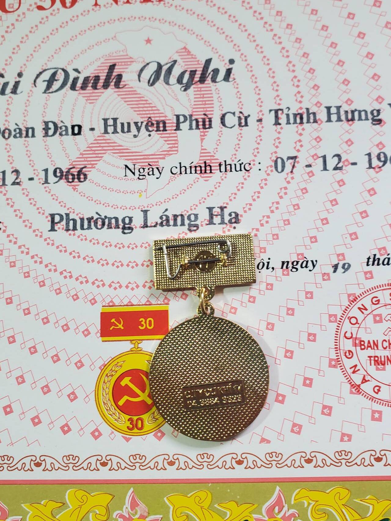 韵星假日拍卖第三十八期 -- Rimey Holidays Auction 38 越南社会主义共和国裴廷宜（和上一组夫妻）光荣在党30年奖章带原证书 实发少见 奖章带厂标