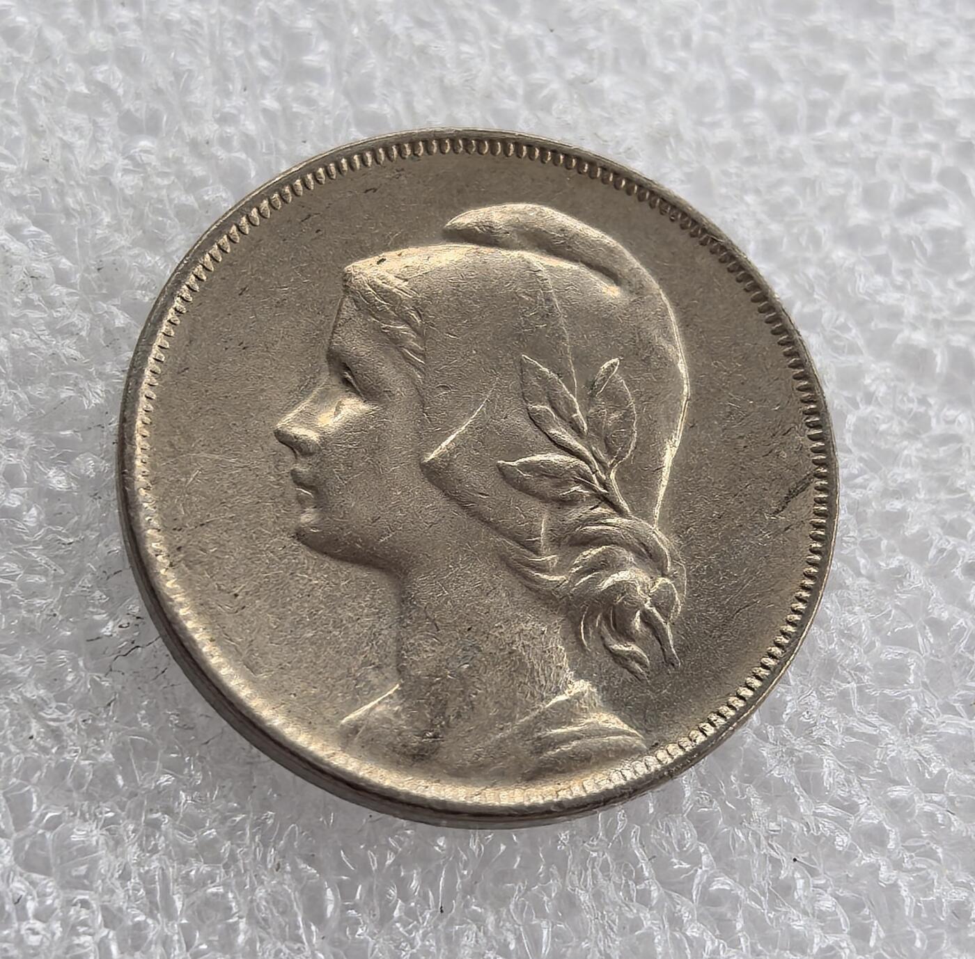 外国优质老铜币高银银币，周六九点倒数截拍，满百包邮，持续收拍 葡萄牙1917 年 4 分，正面为戴月桂枝的自由女神头像，珠圈边饰精致；背面铸国名、面值与年份，设计简约大气。一战时期发行，百年品相完整，包浆自然，是葡萄牙早期共和国货币收藏的特色佳品。