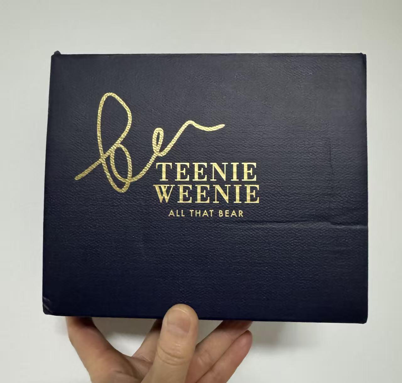 零元拍：赵露思亲笔签名韩国依恋集团旗下最热少女线品牌TeenieWeenie官方礼盒！仅有盒子呦，不含里面小熊，总共就抽了不到30个，喜欢露露的朋友且拍且珍惜啦~