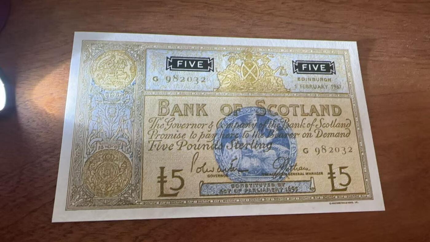 徐霞客拍卖首拍 	苏格兰/苏格兰银行	P-106c 1967年5镑	UNC-	G982032	是苏格兰最古老发钞行的经典品种。它采用金蓝双色凹版印刷，顶部的正义女神与苏格兰纹章图案极具辨识度，保留“承诺按需兑换”的古老金融表述，见证苏格兰私人发钞传统，存世稀少，是苏格兰金融史与工艺美学的双重载体，极具收藏价值。			