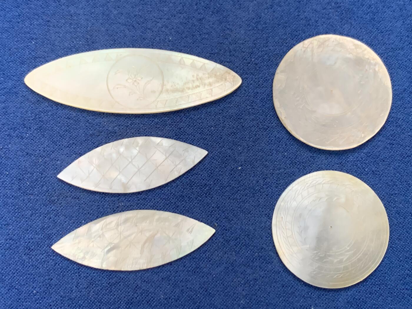 《竞宝斋》第462场 周日，周一，2场连拍 （全场包邮）欢迎送拍 五个一组 英国回流 清螺钿贝母筹码，菱形圆形，珠光水润，花卉精雕。