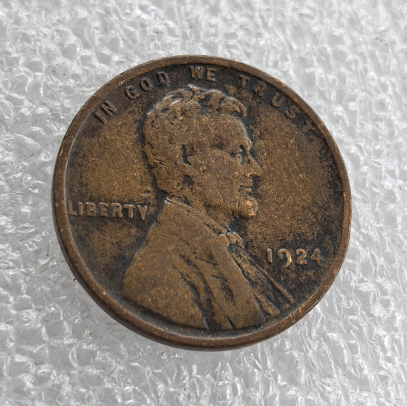 外国优质老铜币高银银币，周六九点倒数截拍，满百包邮，持续收拍 美国1924 年林肯 1 分铜币，正面铸林肯头像、“IN GOD WE TRUST” 与 “LIBERTY”，背面麦穗环绕面值及国名，百年麦穗版经典款，包浆自然醇厚、品相完整，是美国早期分币收藏的入门佳选，兼具历史纪念与收藏价值。