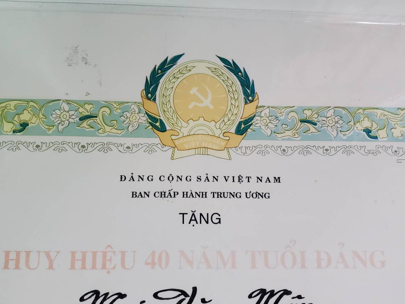 韵星假日拍卖第三十八期 -- Rimey Holidays Auction 38 越南社会主义共和国麦文曼（与下一组为夫妻）40年光荣在党奖章带原证书 实发少见 早期铜珐琅版本