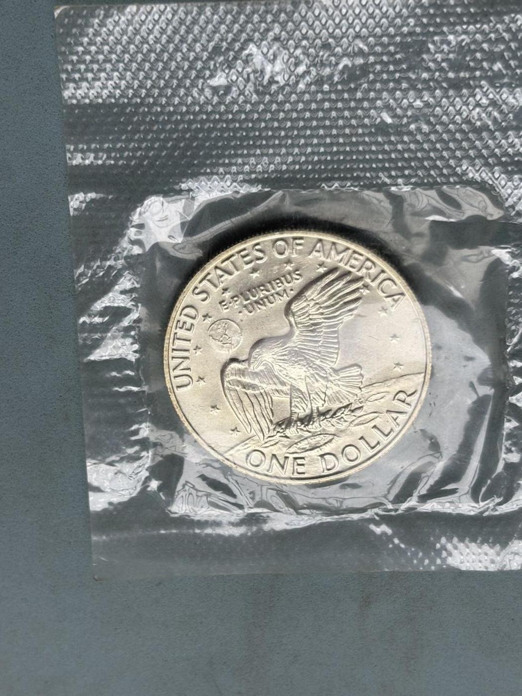 盛世勋华——号角文化勋章邮票专场拍卖第302期 美国1976年建国200周年大一元纪念银币以及一枚蓝色纪念代币， 带原包装，美国铸币局专为收藏家发行的未流通版本，属于“蓝包（Blue Pack）”系列，重24.59克，直径38毫米