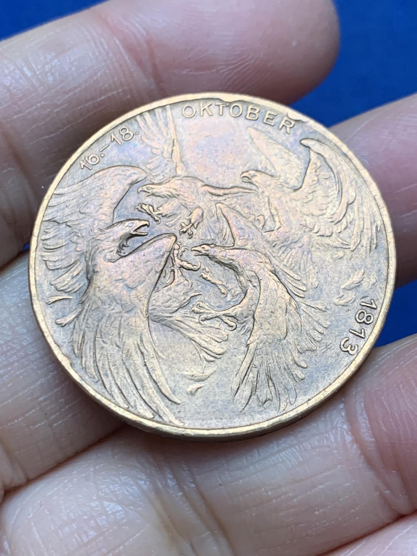 《竞宝斋》第462场 周日，周一，2场连拍 （全场包邮）欢迎送拍 德国1913年莱比锡大会战铜质纪念章，莱比锡战役是拿破仑战争中的决定性战役，又称莱比锡各民族大会战。重约：17.3克，直径约：33mm，正面三鹰战一鹰象征反法联盟的胜利，背面莱比锡建功碑。