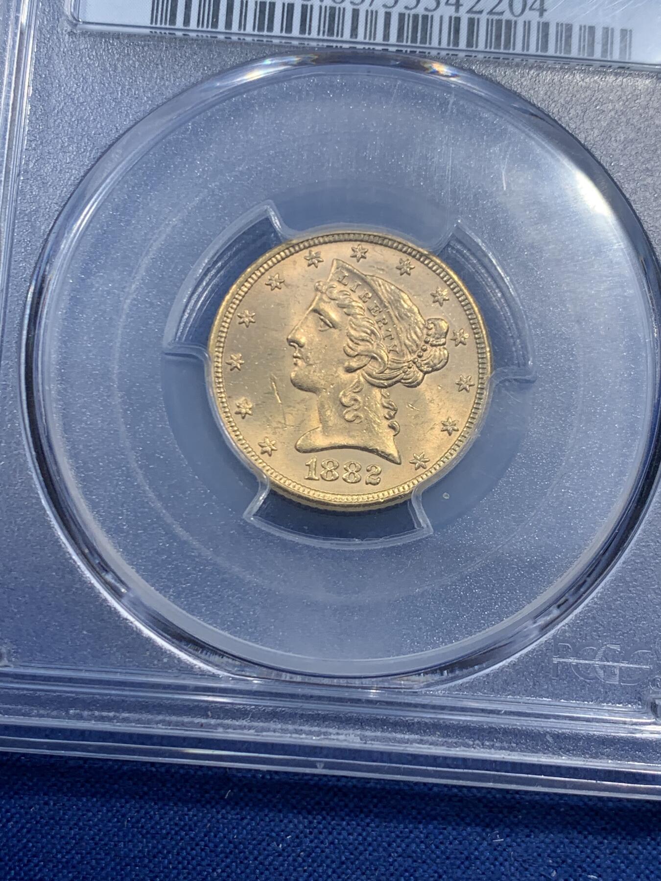 《竞宝斋》第462场 周日，周一，2场连拍 （全场包邮）欢迎送拍 PCGS MS63 美国1882年自由女神（皇冠头）5美元金币 900金 8.359克 盒子背面支撑有磕 细节见图