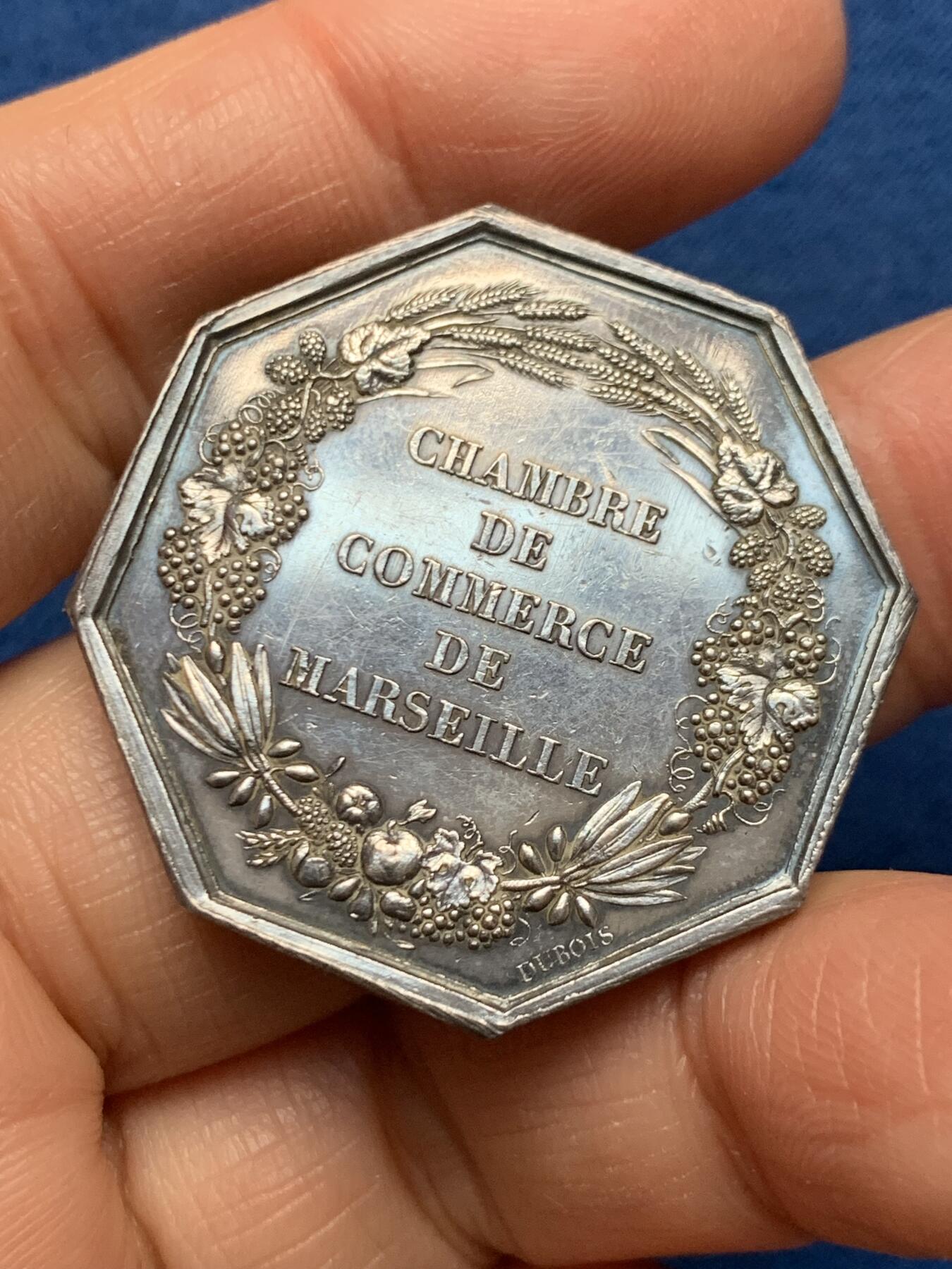 《竞宝斋》第462场 周日，周一，2场连拍 （全场包邮）欢迎送拍 法国马赛商会八角银质代币 蜜蜂银标 18.5克 34.6mm