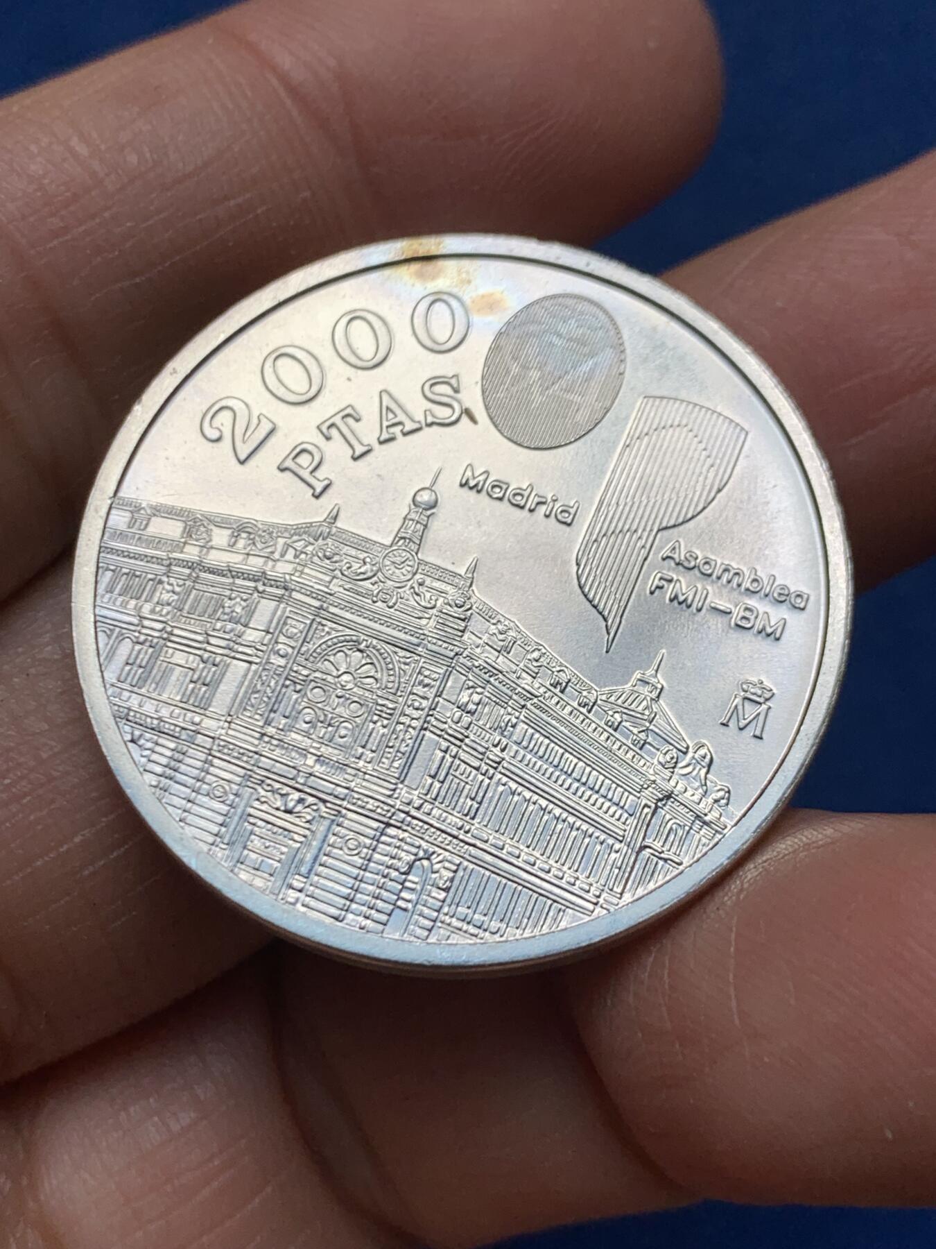 《竞宝斋》第462场 周日，周一，2场连拍 （全场包邮）欢迎送拍 西班牙1994年国际货币基金组织银行设立2000比塞塔银币 18克 925银