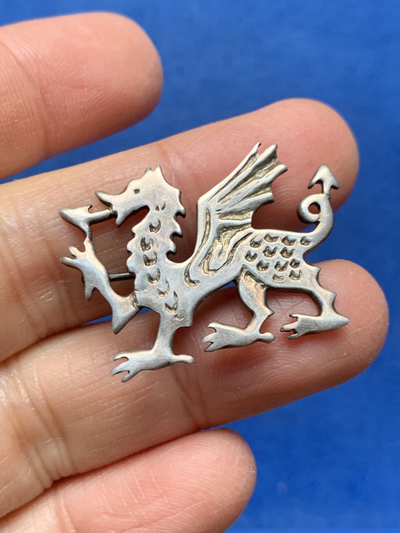 《竞宝斋》第462场 周日，周一，2场连拍 （全场包邮）欢迎送拍 红龙威尔士银质胸针 带银标 重约5.2克 长度最长处33.5mm 最宽处24mm