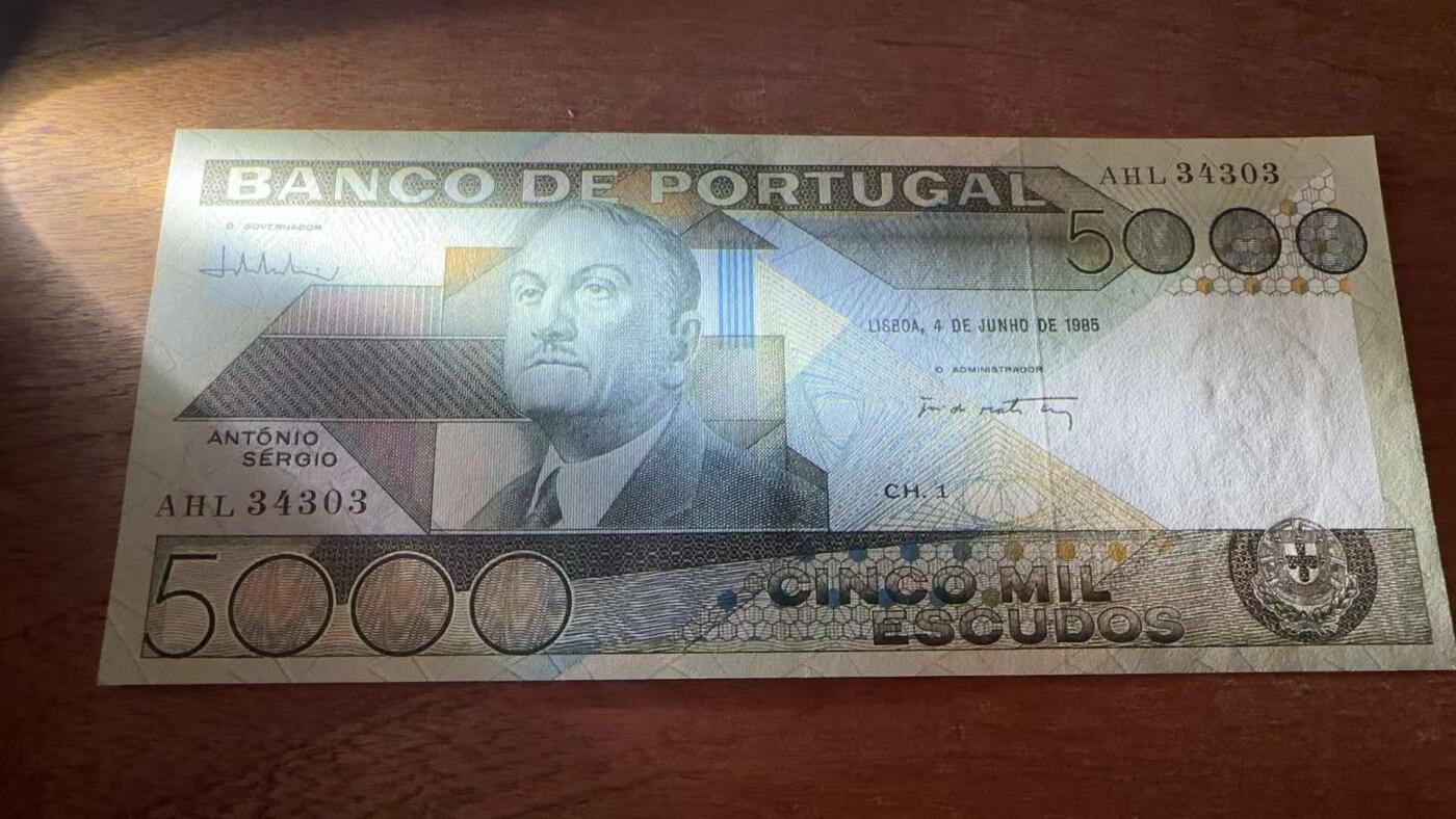 徐霞客拍卖首拍 	葡萄牙	P-182d 1985年5000埃斯库多	UNC- AHL34303	纸币首次采用几何抽象主义风格的流通货币，币面人物并非政治领袖或军事英雄，而是以思想影响社会的哲学家与社会学家安东尼奥·塞尔吉奥。他主张通过文化启蒙推动葡萄牙现代化转型，这种选择在欧洲纸币中极为罕见，体现了葡萄牙对人文精神的极致推崇，也让这张纸币成为“思想的载体”而非单纯的流通工具。 			